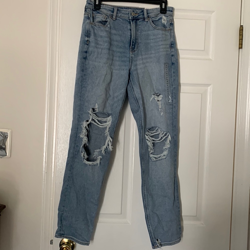 American eagle mom jeans. Size 4 long. NEVER WORN